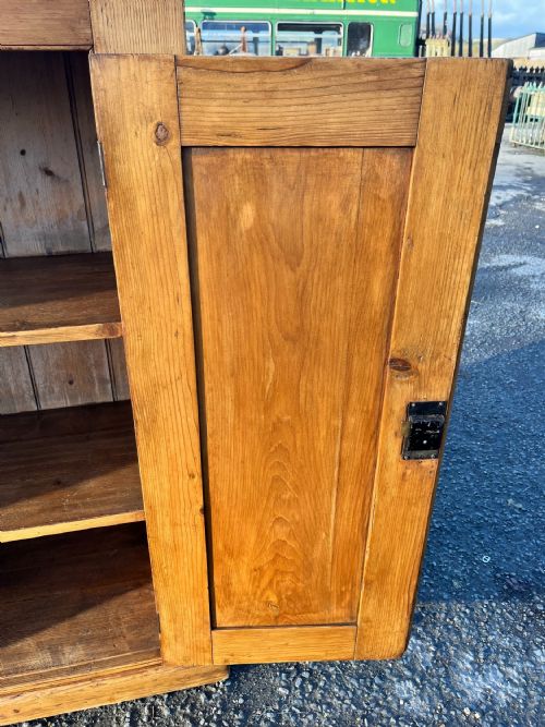 A VICTORIAN PINE 2 DOOR CUPBOARD - ADDITIONAL PHOTO 7