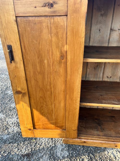 A VICTORIAN PINE 2 DOOR CUPBOARD - ADDITIONAL PHOTO 8