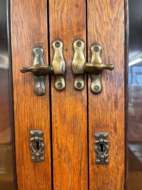 CIRCA 1900 OAK 4 DOOR GLAZED CUPBOARD BOOKCASE MADE BY JAMES D BENNET OF GLASGOW - ADDITIONAL PHOTO 2