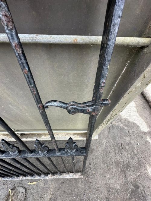 VICTORIAN WROUGHT IRON PEDESTRIAN GATE WITH CAST IRON FINIALS - ADDITIONAL PHOTO 1