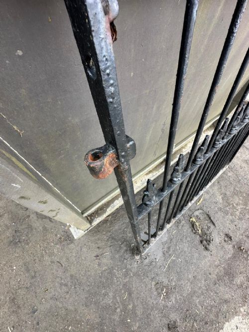 VICTORIAN WROUGHT IRON PEDESTRIAN GATE WITH CAST IRON FINIALS - ADDITIONAL PHOTO 2