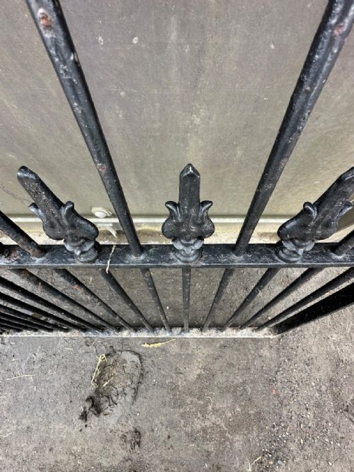 VICTORIAN WROUGHT IRON PEDESTRIAN GATE WITH CAST IRON FINIALS - ADDITIONAL PHOTO 3