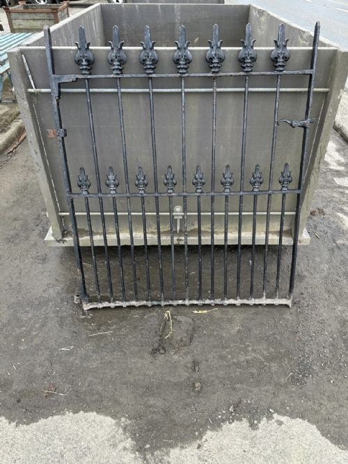 VICTORIAN WROUGHT IRON PEDESTRIAN GATE WITH CAST IRON FINIALS - ADDITIONAL PHOTO 4