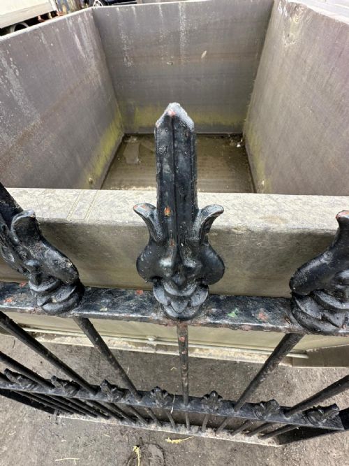 VICTORIAN WROUGHT IRON PEDESTRIAN GATE WITH CAST IRON FINIALS - ADDITIONAL PHOTO 5