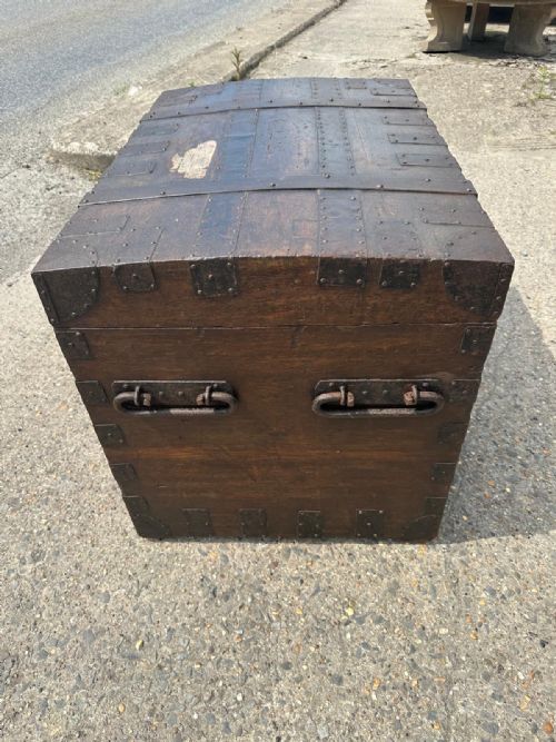 EARLY 19TH CENTURY GEORGIAN OAK METAL BOUND SILVER CHEST WITH BRASS NAME PLAQUE RICHARD BENYON DE BEAUVOIR ESQ - ADDITIONAL PHOTO 2
