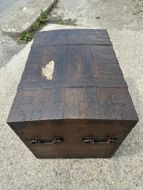 EARLY 19TH CENTURY GEORGIAN OAK METAL BOUND SILVER CHEST WITH BRASS NAME PLAQUE RICHARD BENYON DE BEAUVOIR ESQ - ADDITIONAL PHOTO 3