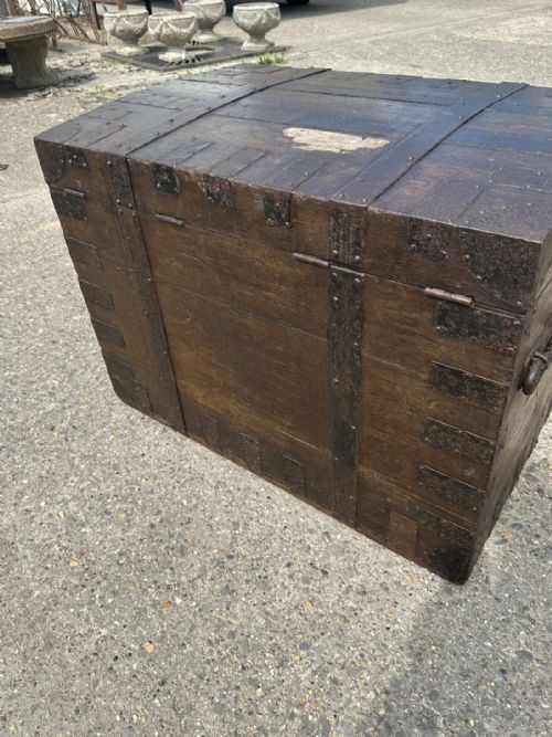 EARLY 19TH CENTURY GEORGIAN OAK METAL BOUND SILVER CHEST WITH BRASS NAME PLAQUE RICHARD BENYON DE BEAUVOIR ESQ - ADDITIONAL PHOTO 4
