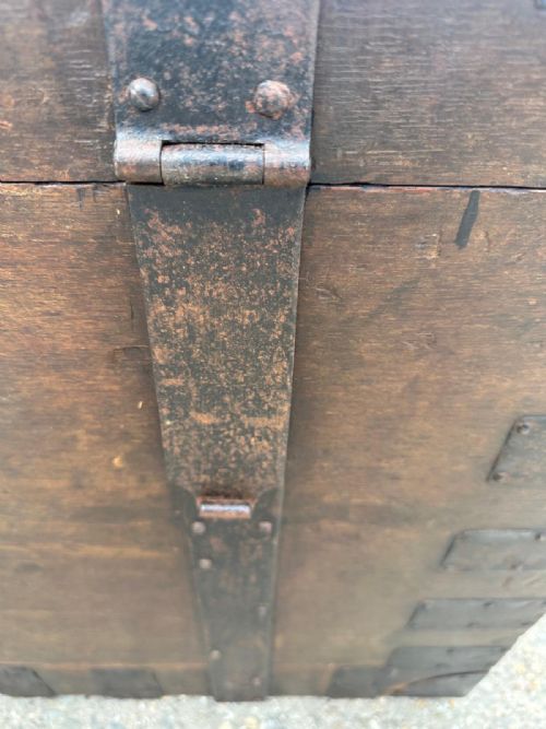 EARLY 19TH CENTURY GEORGIAN OAK METAL BOUND SILVER CHEST WITH BRASS NAME PLAQUE RICHARD BENYON DE BEAUVOIR ESQ - ADDITIONAL PHOTO 5