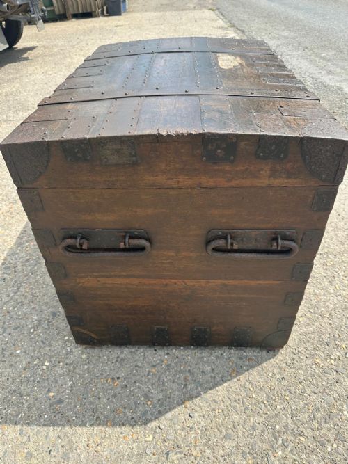 EARLY 19TH CENTURY GEORGIAN OAK METAL BOUND SILVER CHEST WITH BRASS NAME PLAQUE RICHARD BENYON DE BEAUVOIR ESQ - ADDITIONAL PHOTO 10