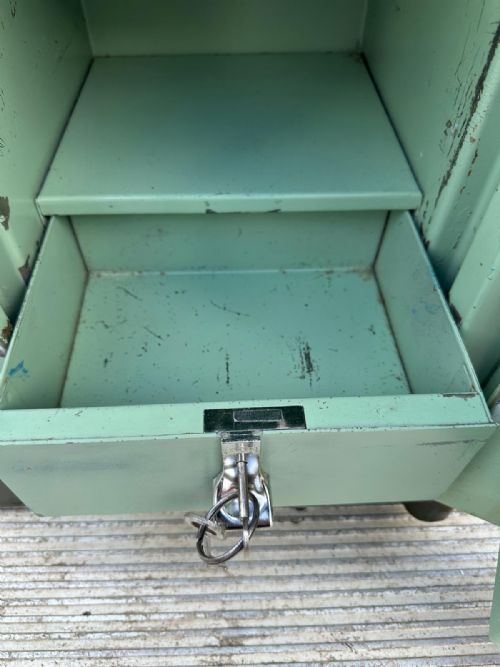 CIRCA 1930S SAMUEL WITHERS AND CO SAFE WITH KEY - ADDITIONAL PHOTO 4