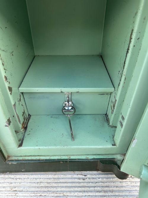 CIRCA 1930S SAMUEL WITHERS AND CO SAFE WITH KEY - ADDITIONAL PHOTO 7