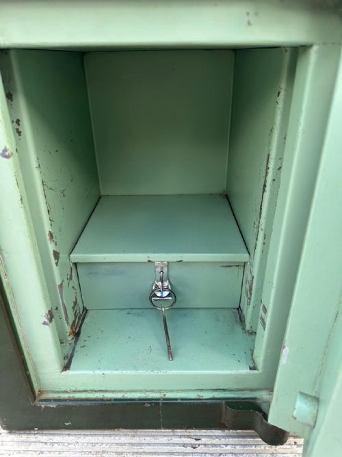 CIRCA 1930S SAMUEL WITHERS AND CO SAFE WITH KEY - ADDITIONAL PHOTO 8