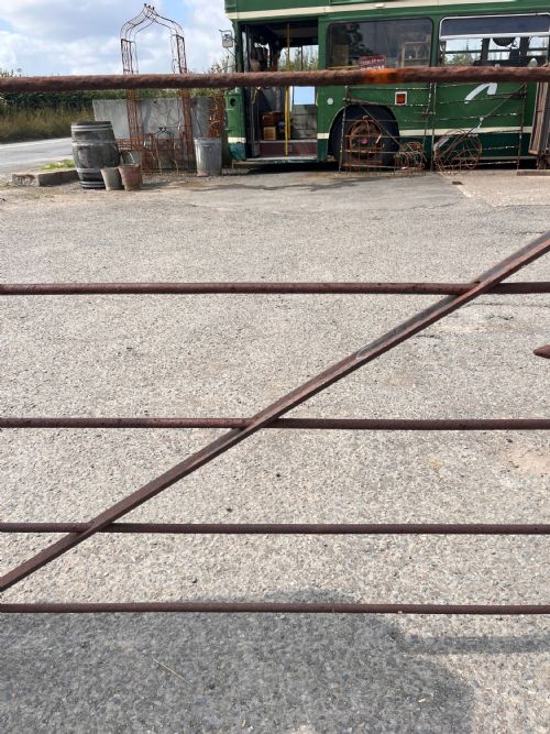 AN EARLY 19TH CENTURY SINGLE WROUGHT IRON ESTATE GATE - ADDITIONAL PHOTO 1