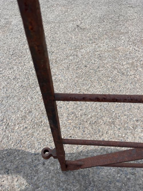 AN EARLY 19TH CENTURY SINGLE WROUGHT IRON ESTATE GATE - ADDITIONAL PHOTO 2
