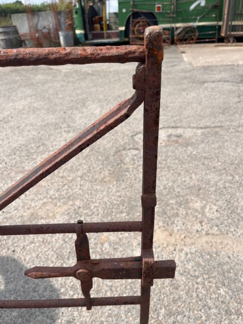 AN EARLY 19TH CENTURY SINGLE WROUGHT IRON ESTATE GATE - ADDITIONAL PHOTO 3