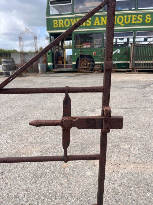 AN EARLY 19TH CENTURY SINGLE WROUGHT IRON ESTATE GATE - ADDITIONAL PHOTO 4