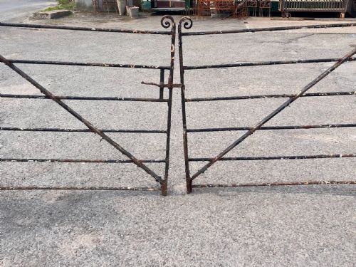 A PAIR OF 19TH CENTURY WROUGHT IRON GATES - ADDITIONAL PHOTO 11