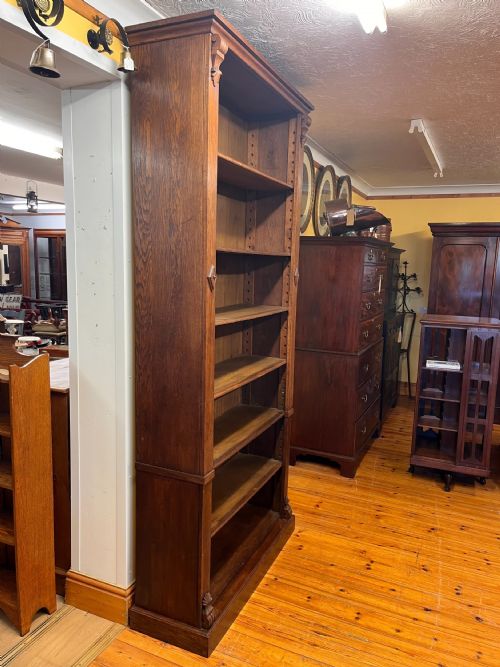 A PAIR OF VICTORIAN OAK BOOKCASES WITH ADJUSTABLE SHELVES - ADDITIONAL PHOTO 5