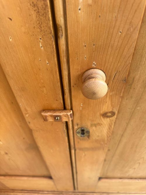 VICTORIAN PINE 4 DOOR OLD SCHOOL CUPBOARD - ADDITIONAL PHOTO 3
