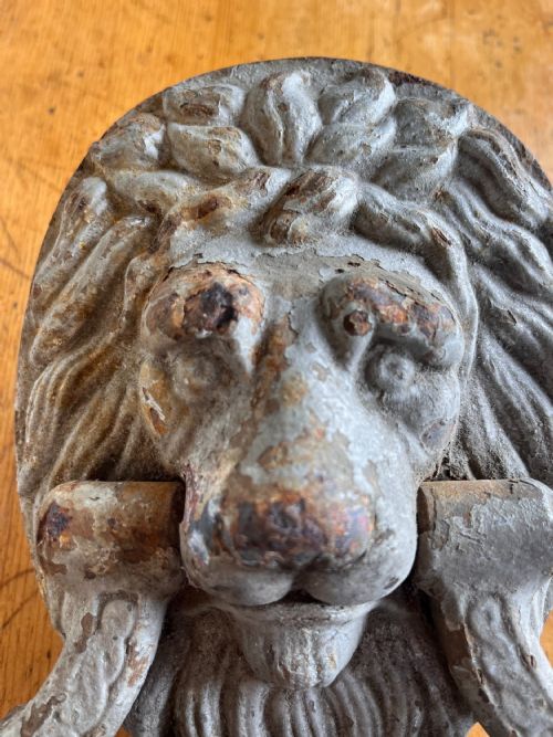 19TH CENTURY CAST IRON DOOR KNOCKER IN THE FORM OF A LION HEAD - ADDITIONAL PHOTO 5