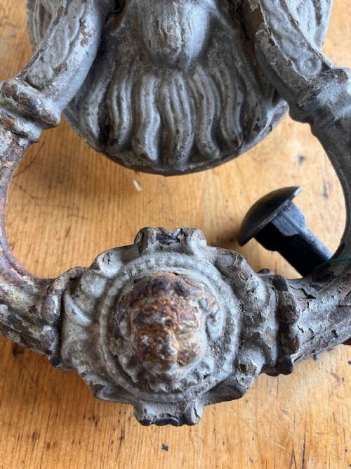 19TH CENTURY CAST IRON DOOR KNOCKER IN THE FORM OF A LION HEAD - ADDITIONAL PHOTO 1