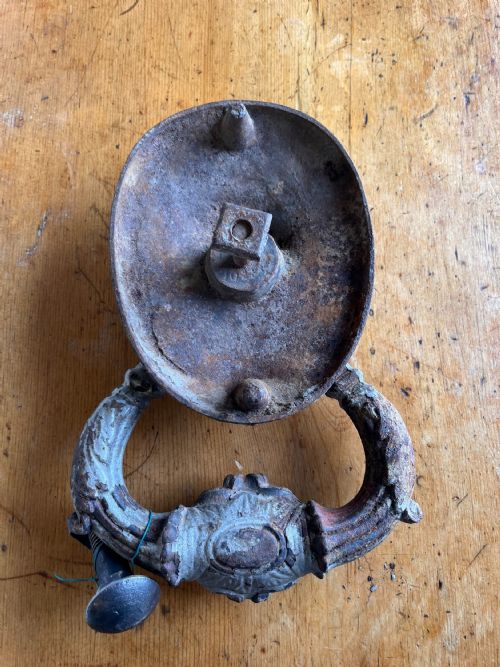 19TH CENTURY CAST IRON DOOR KNOCKER IN THE FORM OF A LION HEAD - ADDITIONAL PHOTO 3