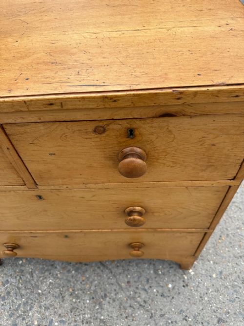 GEORGIAN PINE CIRCA 1800 22 CHEST OF DRAWERS WITH SWEPT BRACKET FEET - ADDITIONAL PHOTO 1