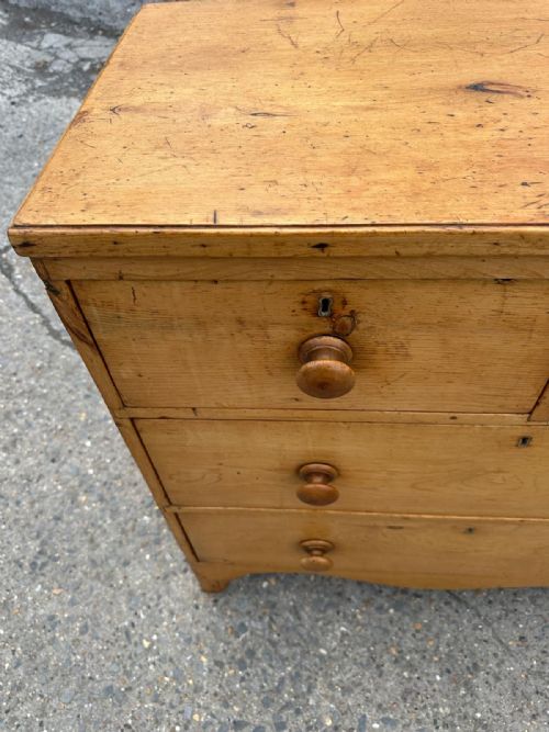 GEORGIAN PINE CIRCA 1800 22 CHEST OF DRAWERS WITH SWEPT BRACKET FEET - ADDITIONAL PHOTO 3