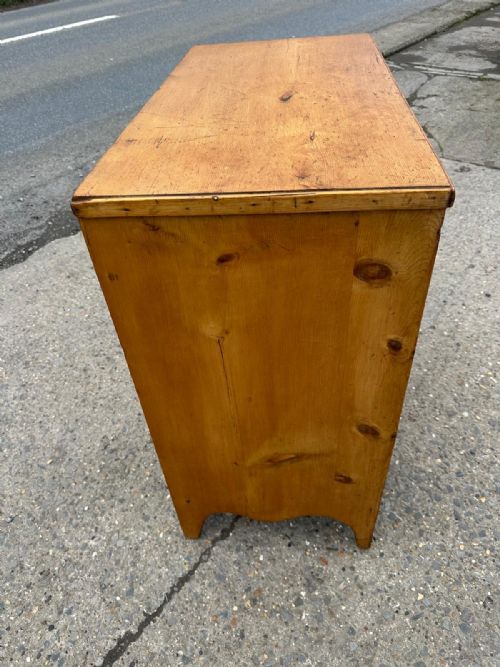 GEORGIAN PINE CIRCA 1800 22 CHEST OF DRAWERS WITH SWEPT BRACKET FEET - ADDITIONAL PHOTO 6