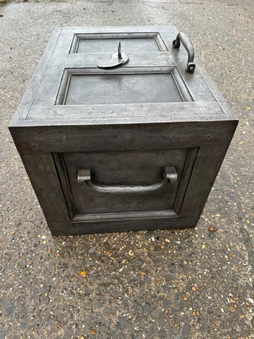 A GEORGIAN CAST IRON STRONG BOX SAFE WITH DECORATIVE KEY - ADDITIONAL PHOTO 2
