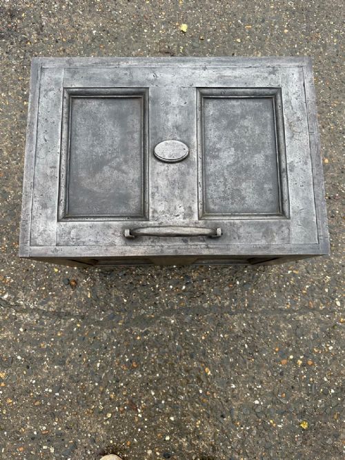 A GEORGIAN CAST IRON STRONG BOX SAFE WITH DECORATIVE KEY - ADDITIONAL PHOTO 3