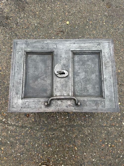A GEORGIAN CAST IRON STRONG BOX SAFE WITH DECORATIVE KEY - ADDITIONAL PHOTO 4
