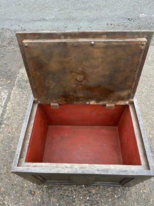 A GEORGIAN CAST IRON STRONG BOX SAFE WITH DECORATIVE KEY - ADDITIONAL PHOTO 5