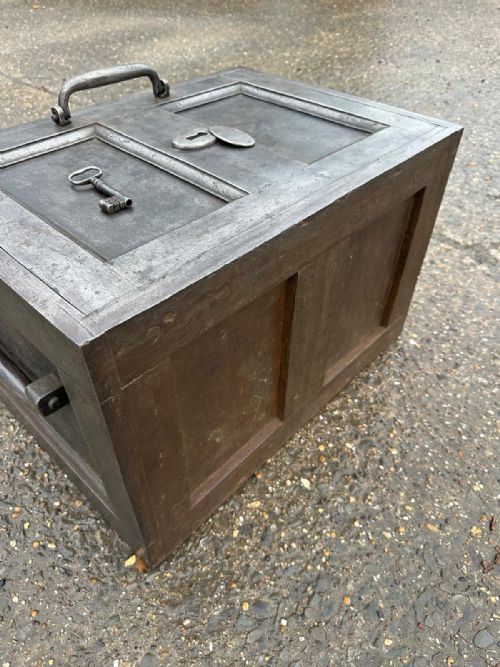 A GEORGIAN CAST IRON STRONG BOX SAFE WITH DECORATIVE KEY - ADDITIONAL PHOTO 6