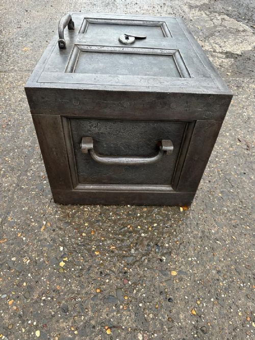 A GEORGIAN CAST IRON STRONG BOX SAFE WITH DECORATIVE KEY - ADDITIONAL PHOTO 7