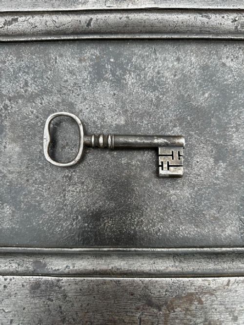 A GEORGIAN CAST IRON STRONG BOX SAFE WITH DECORATIVE KEY - ADDITIONAL PHOTO 8