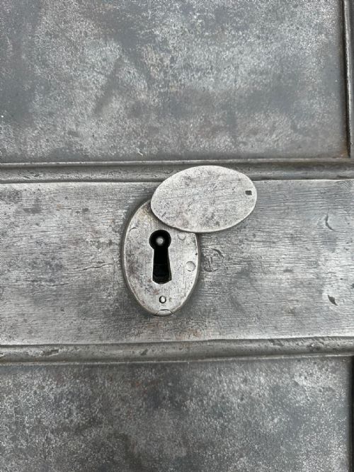 A GEORGIAN CAST IRON STRONG BOX SAFE WITH DECORATIVE KEY - ADDITIONAL PHOTO 9