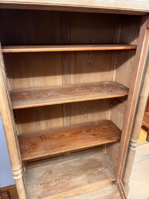 CIRCA 1900 PINE DISPLAY CABINET WITH GLAZED DOOR SINGLE DRAWER TO BASE - ADDITIONAL PHOTO 3