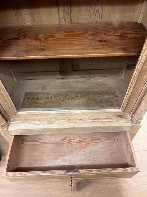 CIRCA 1900 PINE DISPLAY CABINET WITH GLAZED DOOR SINGLE DRAWER TO BASE - ADDITIONAL PHOTO 12