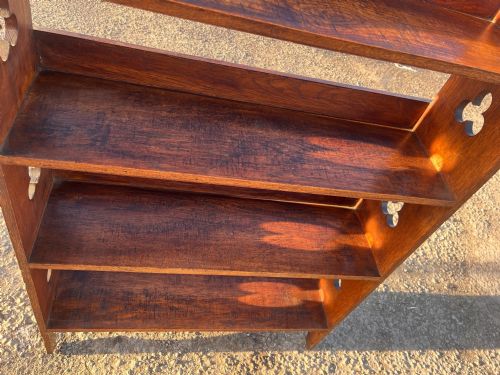 VICTORIAN 1900 OAK OPEN BOOKCASE SIDES DECORATED WITH PIERCED TREFOILS - ADDITIONAL PHOTO 5