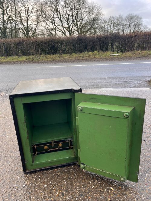 CIRCA 1900 SAFE BY SAMUEL WITHERS AND CO IN ORIGINAL PAINT - ADDITIONAL PHOTO 1