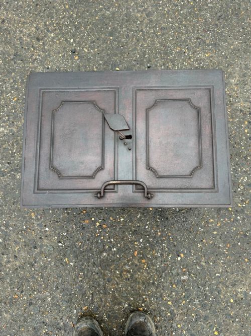 A GEORGIAN CAST IRON STRONG BOX SAFE WITH DECORATIVE KEY - ADDITIONAL PHOTO 2