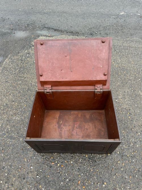 A GEORGIAN CAST IRON STRONG BOX SAFE WITH DECORATIVE KEY - ADDITIONAL PHOTO 3