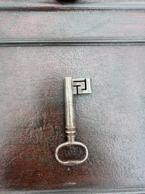 A GEORGIAN CAST IRON STRONG BOX SAFE WITH DECORATIVE KEY - ADDITIONAL PHOTO 4