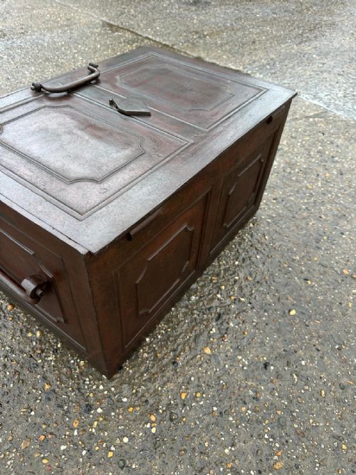 A GEORGIAN CAST IRON STRONG BOX SAFE WITH DECORATIVE KEY - ADDITIONAL PHOTO 6