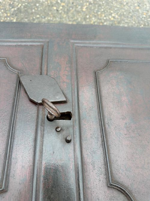 A GEORGIAN CAST IRON STRONG BOX SAFE WITH DECORATIVE KEY - ADDITIONAL PHOTO 9