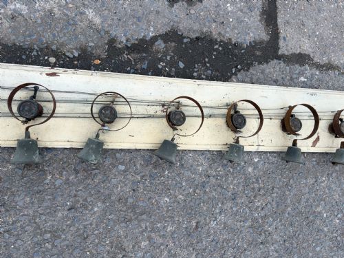 15 SERVANT'S BELLS ON ORIGINAL BOARD WITH LEVER AND PULLEY MECHANISM - ADDITIONAL PHOTO 2