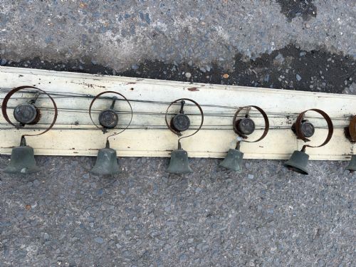 15 SERVANT'S BELLS ON ORIGINAL BOARD WITH LEVER AND PULLEY MECHANISM - ADDITIONAL PHOTO 3