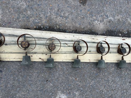 15 SERVANT'S BELLS ON ORIGINAL BOARD WITH LEVER AND PULLEY MECHANISM - ADDITIONAL PHOTO 4