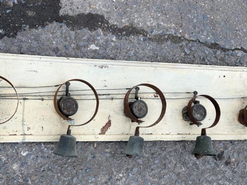 15 SERVANT'S BELLS ON ORIGINAL BOARD WITH LEVER AND PULLEY MECHANISM - ADDITIONAL PHOTO 8